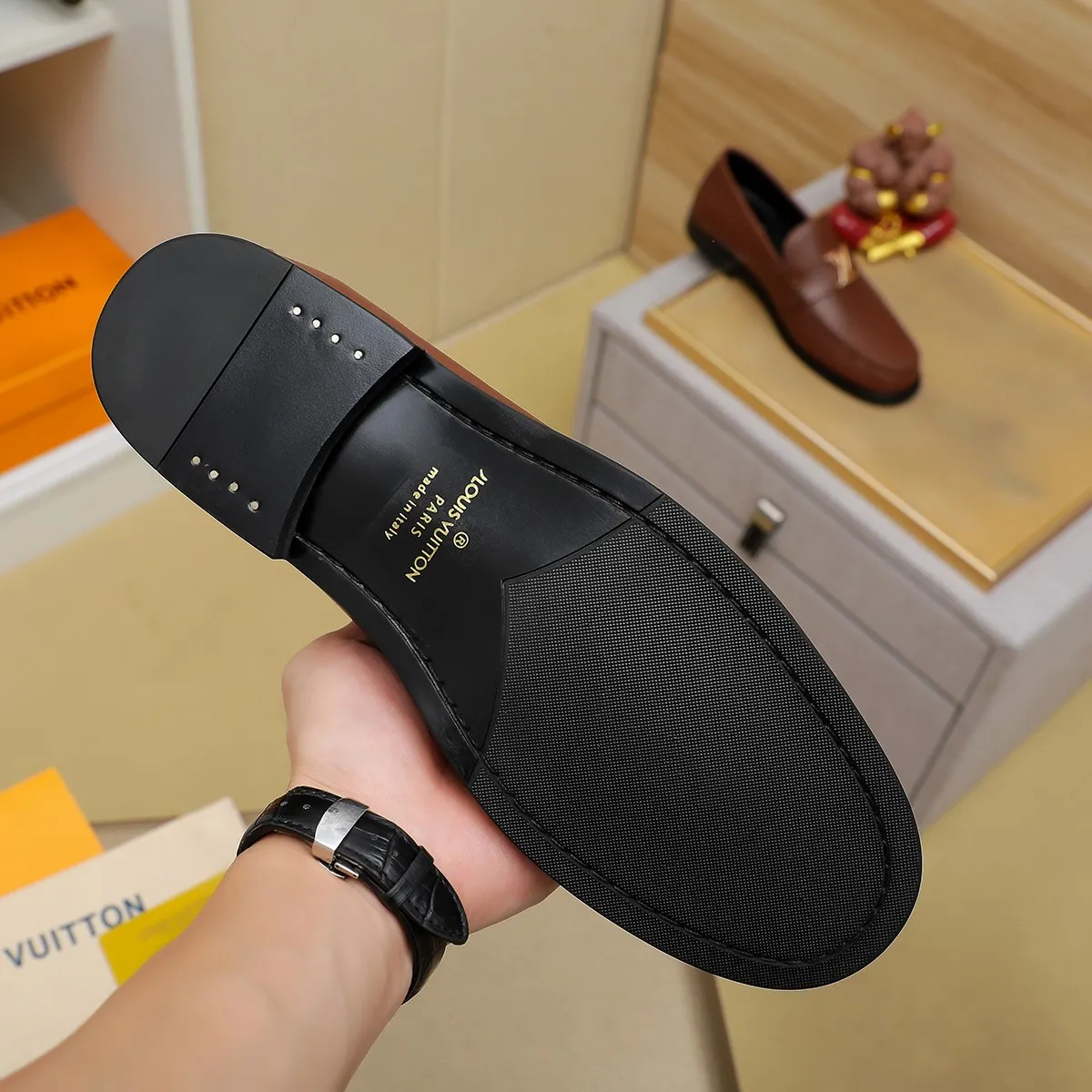 Men's shoes 460 💰 Louis Vuitton LV ® 🆕 model 🔛 full shoe counter, first layer cowhide, 🐂leather lining casual shoes for men, super soft outsole, a must-have for driving. Synchronized with the counter, original first layer cowhide, completely 1:1 mold customization 🌹 top version, color optional! Number: 38-44 (45.46 customized)